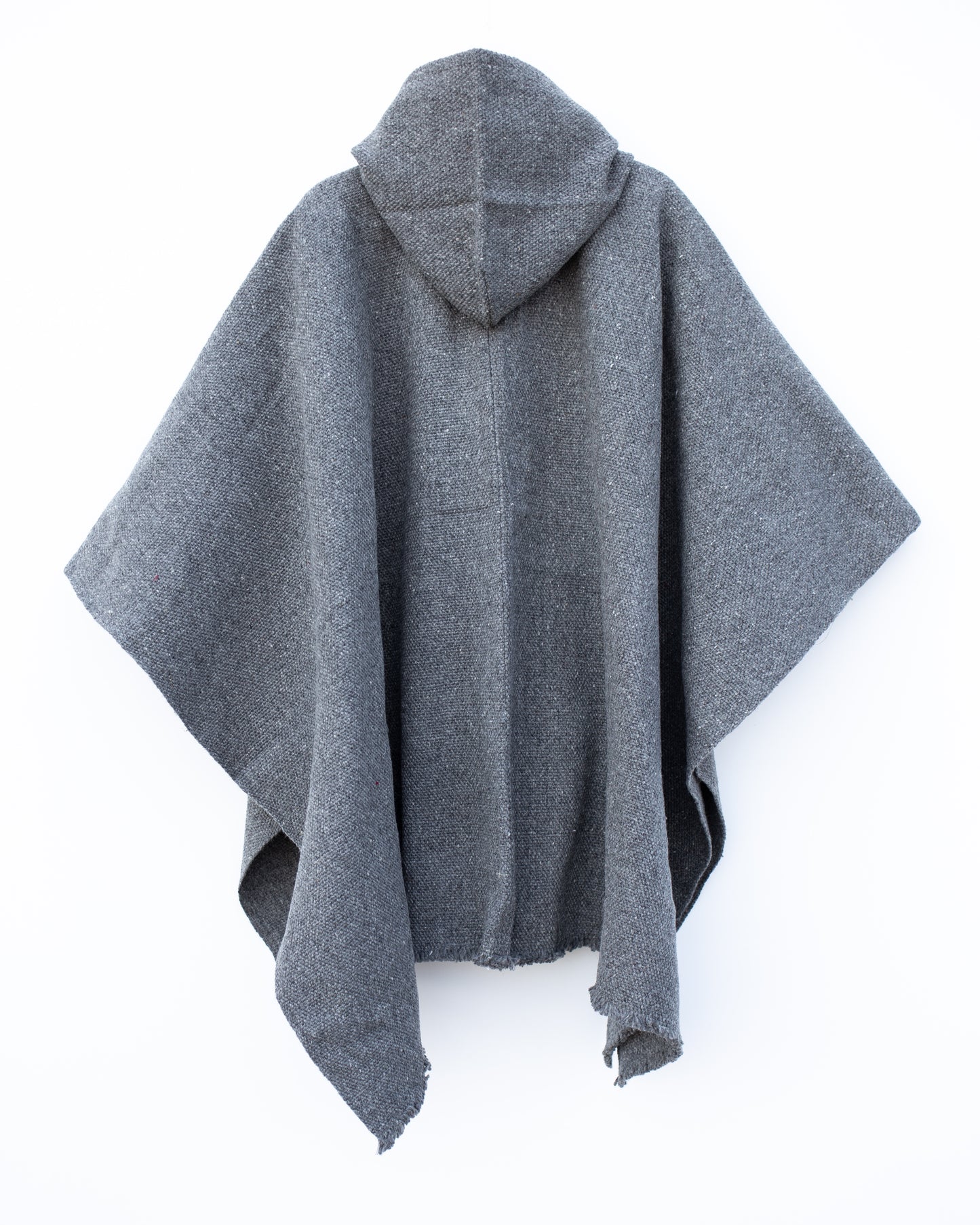 Vista trasera de poncho de lana gris artesanal