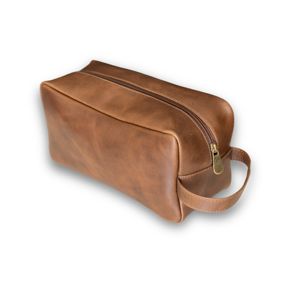 vista trasera de neceser de cuero café confeccionado a mano por artesanos chilenos