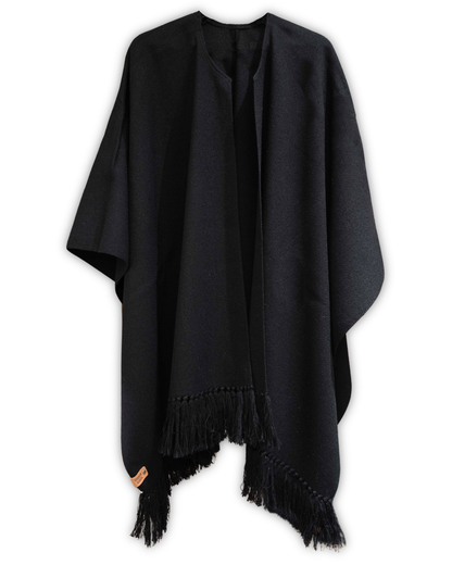 ruana de alpaca color negro hecho a mano en Chile