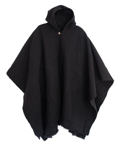Poncho de lana negro con gorro hecho a mano