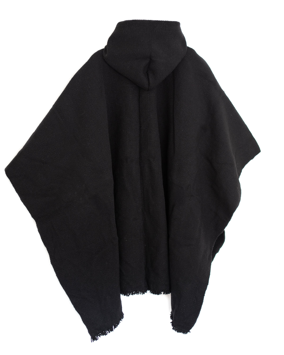 Vista trasera de poncho de lana negro artesanal