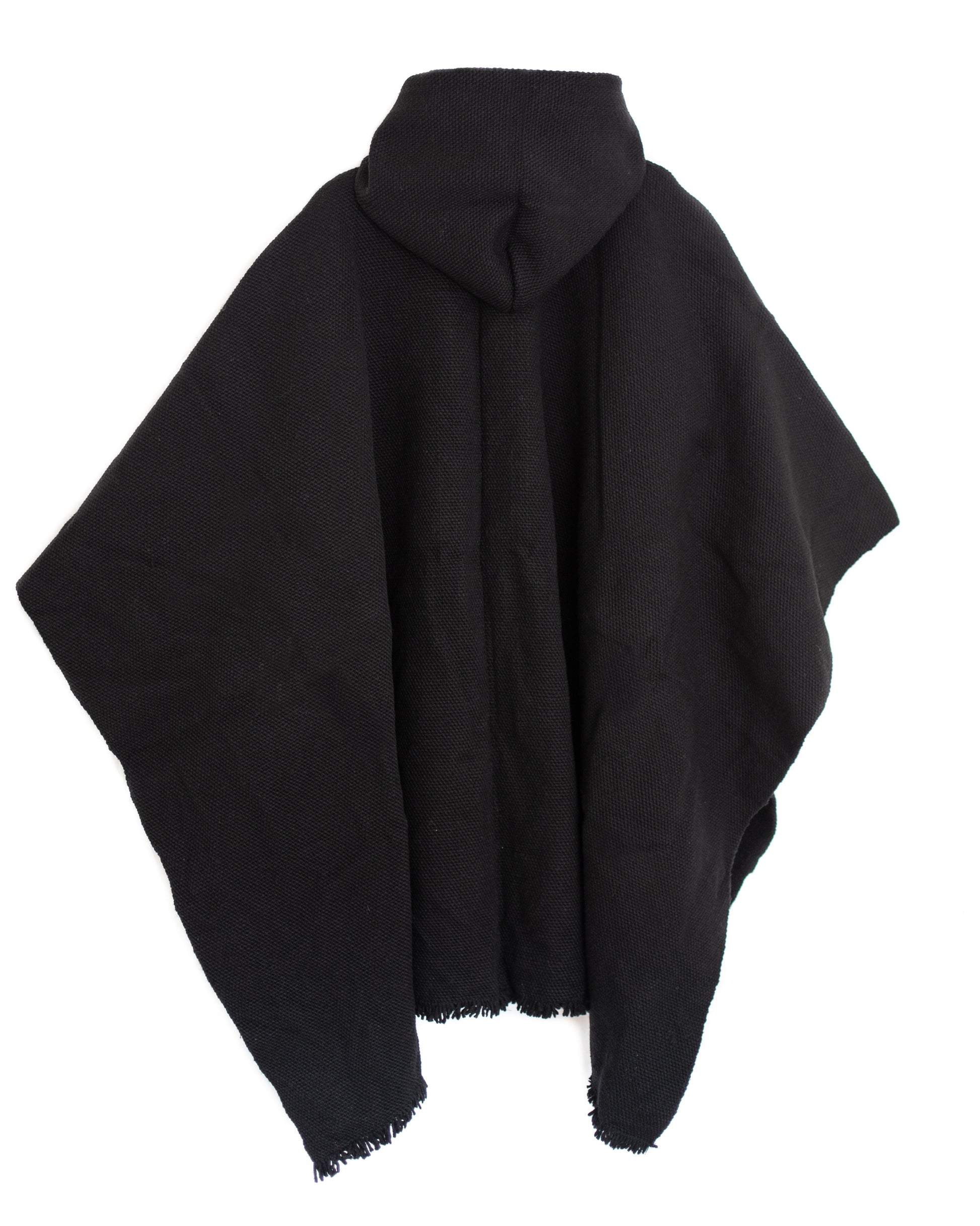 Vista trasera de poncho de lana negro artesanal